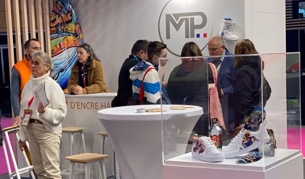 Rencontres sur notre stand MP Séries 2V20 à C!Print 2025 entre visiteurs et revendeurs